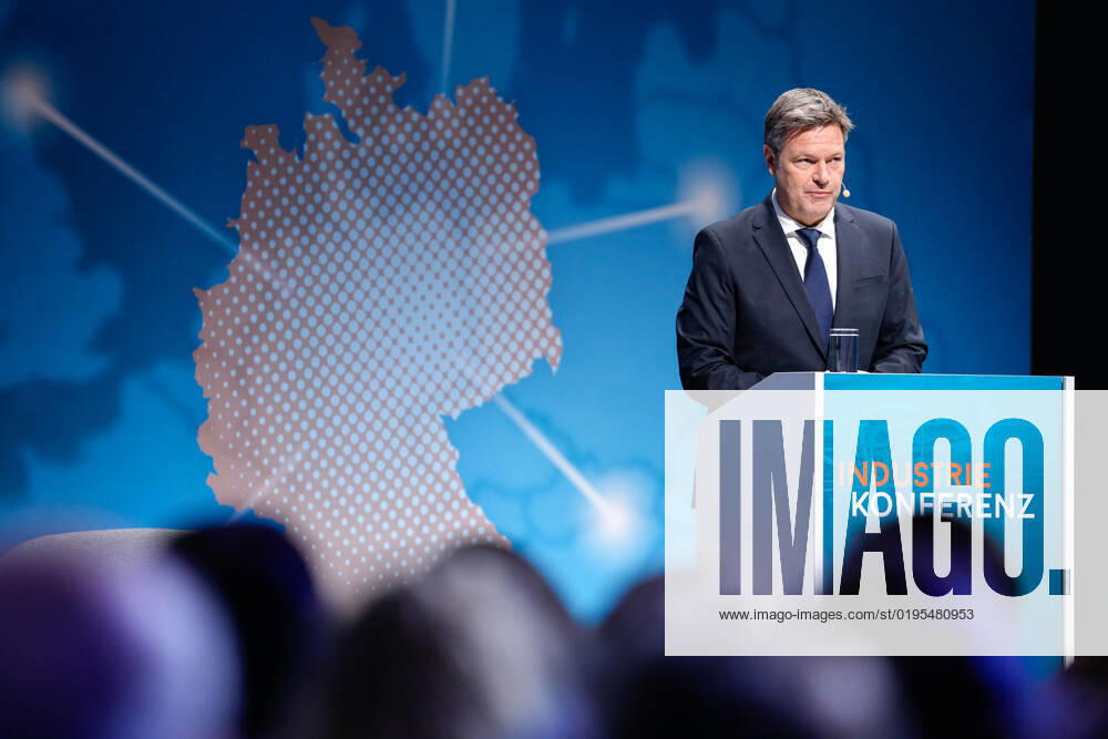 Industriekonferenz 2022 in Berlin Aktuell, 29.11.2022, Berlin, Dr. Robert Habeck, Bundesminister fuer Wirtschaft und Klimaschutz im Portrait bei seiner Rede auf der Industriekonferenz zur Eroeffnung der Industriekonferenz 2022 im EUREF-Campus in Berlin. Bei der Industriekonferenz 2022 diskutieren Spitzenvertreterinnen und -vertretern aus Industrie, Wirtschaftsverbaenden, Gewerkschaften, Wissenschaftseinrichtungen, Politik und Botschaften ueber aktuelle industriepolitische Herausforderungen und Entwicklungen.