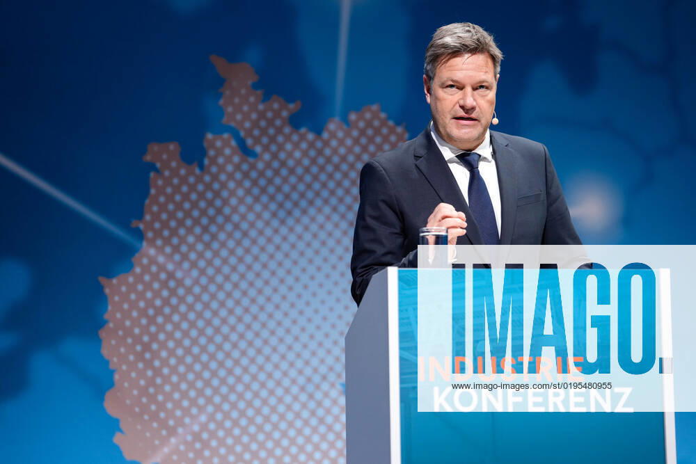 Industriekonferenz 2022 in Berlin Aktuell, 29.11.2022, Berlin, Dr. Robert Habeck, Bundesminister fuer Wirtschaft und Klimaschutz im Portrait bei seiner Rede auf der Industriekonferenz zur Eroeffnung der Industriekonferenz 2022 im EUREF-Campus in Berlin. Bei der Industriekonferenz 2022 diskutieren Spitzenvertreterinnen und -vertretern aus Industrie, Wirtschaftsverbaenden, Gewerkschaften, Wissenschaftseinrichtungen, Politik und Botschaften ueber aktuelle industriepolitische Herausforderungen und Entwicklungen.