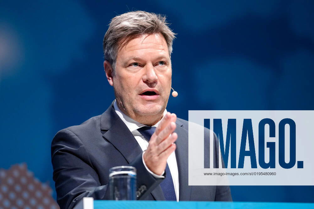 Industriekonferenz 2022 in Berlin Aktuell, 29.11.2022, Berlin, Dr. Robert Habeck, Bundesminister fuer Wirtschaft und Klimaschutz im Portrait bei seiner Rede auf der Industriekonferenz zur Eroeffnung der Industriekonferenz 2022 im EUREF-Campus in Berlin. Bei der Industriekonferenz 2022 diskutieren Spitzenvertreterinnen und -vertretern aus Industrie, Wirtschaftsverbaenden, Gewerkschaften, Wissenschaftseinrichtungen, Politik und Botschaften ueber aktuelle industriepolitische Herausforderungen und Entwicklungen.
