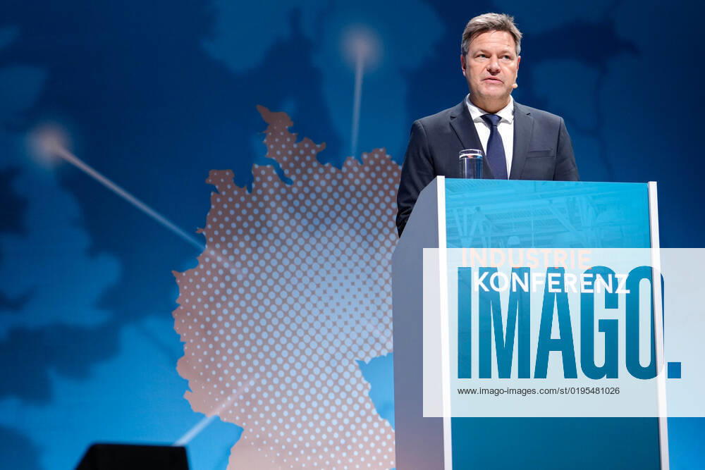 Industriekonferenz 2022 in Berlin Aktuell, 29.11.2022, Berlin, Dr. Robert Habeck, Bundesminister fuer Wirtschaft und Klimaschutz im Portrait bei seiner Rede auf der Industriekonferenz zur Eroeffnung der Industriekonferenz 2022 im EUREF-Campus in Berlin. Bei der Industriekonferenz 2022 diskutieren Spitzenvertreterinnen und -vertretern aus Industrie, Wirtschaftsverbaenden, Gewerkschaften, Wissenschaftseinrichtungen, Politik und Botschaften ueber aktuelle industriepolitische Herausforderungen und Entwicklungen.