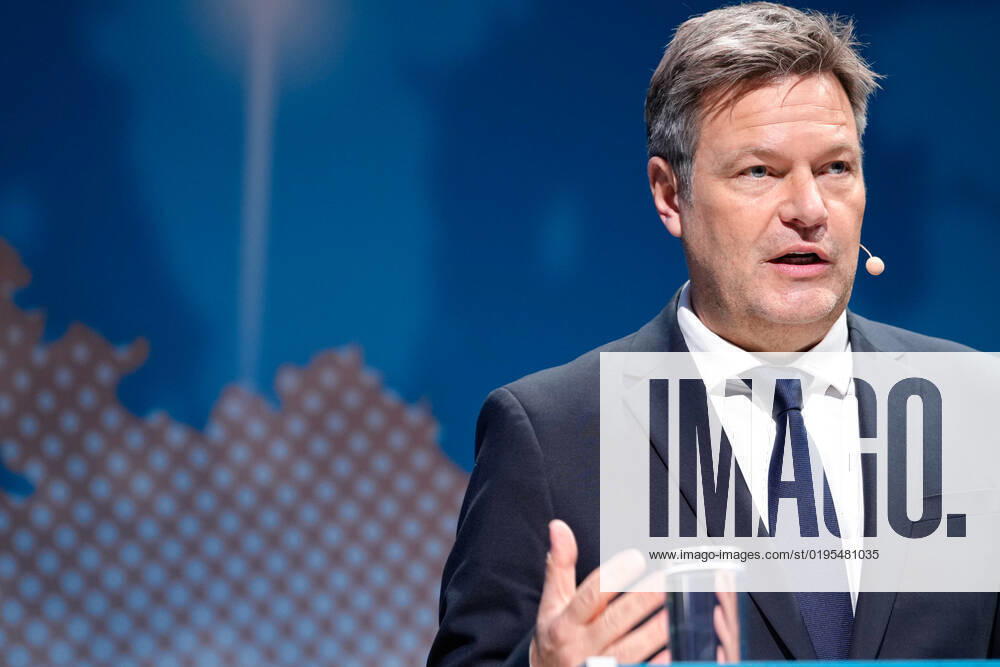 Industriekonferenz 2022 in Berlin Aktuell, 29.11.2022, Berlin, Dr. Robert Habeck, Bundesminister fuer Wirtschaft und Klimaschutz im Portrait bei seiner Rede auf der Industriekonferenz zur Eroeffnung der Industriekonferenz 2022 im EUREF-Campus in Berlin. Bei der Industriekonferenz 2022 diskutieren Spitzenvertreterinnen und -vertretern aus Industrie, Wirtschaftsverbaenden, Gewerkschaften, Wissenschaftseinrichtungen, Politik und Botschaften ueber aktuelle industriepolitische Herausforderungen und Entwicklungen.