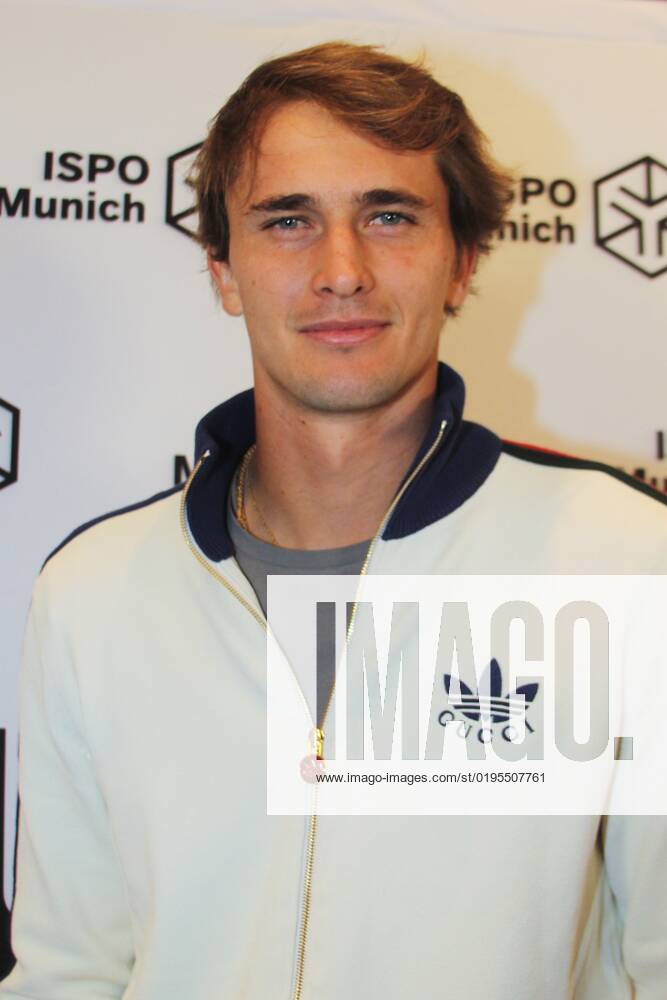 Alexander Sascha Zverev ist ein deutscher Tennisspieler und Olympiasieger. Er gewann bisher 19 Titel im Einzel, darunter 2021 die Goldmedaille im Einzel bei den Olympischen Spielen in Tokio, die ATP Finals 2018 und 2021 und fuenf Masters-1000 Turniere, sowie zwei Wettbewerbe im Doppel mit seinem Bruder Mischa. Foto: Zverev auf der Ispo Munich, Sportmesse auf der Messe Muenchen