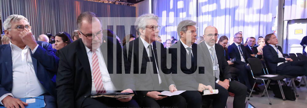 Habeck und Indstriekonferenz BDI und IG Metall 29.11.2022, Germany, Berlin,EUREF Campus, Indstriekonferenz 2022, Konferenz mit: Dr. Robert Habeck, Bundesminister für Wirtschaft und Klimaschutz Prof. Dr. Siegfried Russwurm, Präsident BDI Jörg Hofmann, Erster Vorsitzender der IG Metall hier Robert Habeck und BDI Russwurm, Zukunft des Industriestandortes Deutschland Chancen und Herausforderungen der Transformation der Industrie Panelgäste werden sein: Kerstin Andreae, Vorsitzende der Hauptgeschäftsführung des bdew Thierry Breton, EU-Kommissar für den Binnenmarkt Dr. Robert Habeck, Bundesminister für Wirtschaft und Klimaschutz Jörg Hofmann, Erster Vorsitzender der IG Metall Prof. Dr. Siegfried Russwurm, Präsident des BDI (c) Frank Ossenbrin