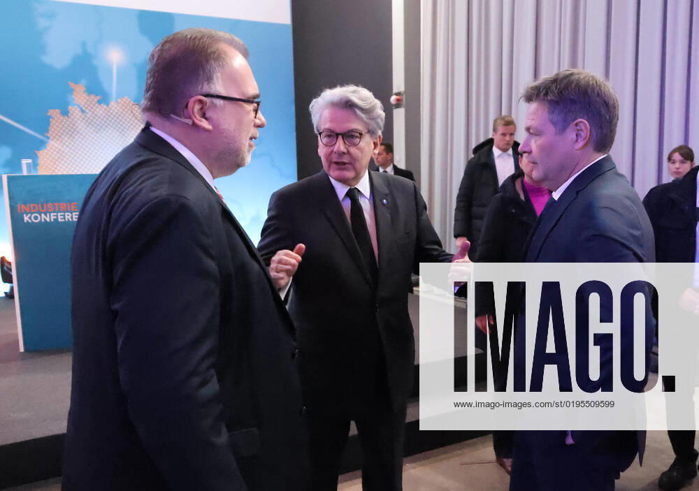 Habeck und Indstriekonferenz BDI und IG Metall 29.11.2022, Germany, Berlin,EUREF Campus, Indstriekonferenz 2022, Konferenz mit: Dr. Robert Habeck, Bundesminister für Wirtschaft und Klimaschutz Prof. Dr. Siegfried Russwurm, Präsident BDI Jörg Hofmann, Erster Vorsitzender der IG Metall hier Robert Habeck und BDI Russwurm, Zukunft des Industriestandortes Deutschland Chancen und Herausforderungen der Transformation der Industrie Panelgäste werden sein: Kerstin Andreae, Vorsitzende der Hauptgeschäftsführung des bdew Thierry Breton, EU-Kommissar für den Binnenmarkt Dr. Robert Habeck, Bundesminister für Wirtschaft und Klimaschutz Jörg Hofmann, Erster Vorsitzender der IG Metall Prof. Dr. Siegfried Russwurm, Präsident des BDI (c) Frank Ossenbrin