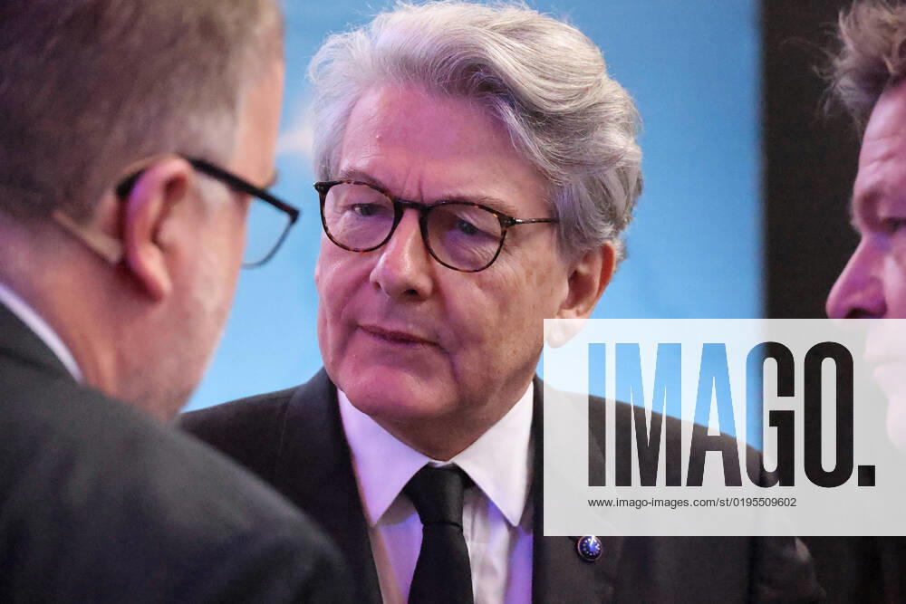 Habeck und Indstriekonferenz BDI und IG Metall 29.11.2022, Germany, Berlin,EUREF Campus, Indstriekonferenz 2022, Konferenz mit: Dr. Robert Habeck, Bundesminister für Wirtschaft und Klimaschutz Prof. Dr. Siegfried Russwurm, Präsident BDI Jörg Hofmann, Erster Vorsitzender der IG Metall hier Robert Habeck und BDI Russwurm, Zukunft des Industriestandortes Deutschland Chancen und Herausforderungen der Transformation der Industrie Panelgäste werden sein: Kerstin Andreae, Vorsitzende der Hauptgeschäftsführung des bdew Thierry Breton, EU-Kommissar für den Binnenmarkt Dr. Robert Habeck, Bundesminister für Wirtschaft und Klimaschutz Jörg Hofmann, Erster Vorsitzender der IG Metall Prof. Dr. Siegfried Russwurm, Präsident des BDI (c) Frank Ossenbrin