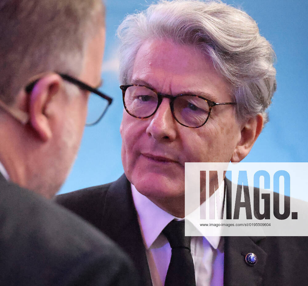 Habeck und Indstriekonferenz BDI und IG Metall 29.11.2022, Germany, Berlin,EUREF Campus, Indstriekonferenz 2022, Konferenz mit: Dr. Robert Habeck, Bundesminister für Wirtschaft und Klimaschutz Prof. Dr. Siegfried Russwurm, Präsident BDI Jörg Hofmann, Erster Vorsitzender der IG Metall hier Robert Habeck und BDI Russwurm, Zukunft des Industriestandortes Deutschland Chancen und Herausforderungen der Transformation der Industrie Panelgäste werden sein: Kerstin Andreae, Vorsitzende der Hauptgeschäftsführung des bdew Thierry Breton, EU-Kommissar für den Binnenmarkt Dr. Robert Habeck, Bundesminister für Wirtschaft und Klimaschutz Jörg Hofmann, Erster Vorsitzender der IG Metall Prof. Dr. Siegfried Russwurm, Präsident des BDI (c) Frank Ossenbrin