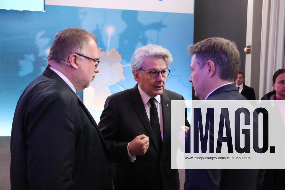 Habeck und Indstriekonferenz BDI und IG Metall 29.11.2022, Germany, Berlin,EUREF Campus, Indstriekonferenz 2022, Konferenz mit: Dr. Robert Habeck, Bundesminister für Wirtschaft und Klimaschutz Prof. Dr. Siegfried Russwurm, Präsident BDI Jörg Hofmann, Erster Vorsitzender der IG Metall hier Robert Habeck und BDI Russwurm, Zukunft des Industriestandortes Deutschland Chancen und Herausforderungen der Transformation der Industrie Panelgäste werden sein: Kerstin Andreae, Vorsitzende der Hauptgeschäftsführung des bdew Thierry Breton, EU-Kommissar für den Binnenmarkt Dr. Robert Habeck, Bundesminister für Wirtschaft und Klimaschutz Jörg Hofmann, Erster Vorsitzender der IG Metall Prof. Dr. Siegfried Russwurm, Präsident des BDI (c) Frank Ossenbrin