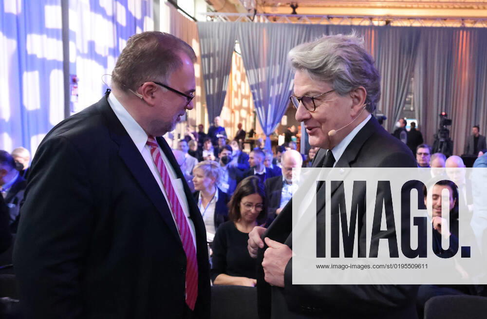 Habeck und Indstriekonferenz BDI und IG Metall 29.11.2022, Germany, Berlin,EUREF Campus, Indstriekonferenz 2022, Konferenz mit: Dr. Robert Habeck, Bundesminister für Wirtschaft und Klimaschutz Prof. Dr. Siegfried Russwurm, Präsident BDI Jörg Hofmann, Erster Vorsitzender der IG Metall hier Robert Habeck und BDI Russwurm, Zukunft des Industriestandortes Deutschland Chancen und Herausforderungen der Transformation der Industrie Panelgäste werden sein: Kerstin Andreae, Vorsitzende der Hauptgeschäftsführung des bdew Thierry Breton, EU-Kommissar für den Binnenmarkt Dr. Robert Habeck, Bundesminister für Wirtschaft und Klimaschutz Jörg Hofmann, Erster Vorsitzender der IG Metall Prof. Dr. Siegfried Russwurm, Präsident des BDI, hier BDI Praesiden