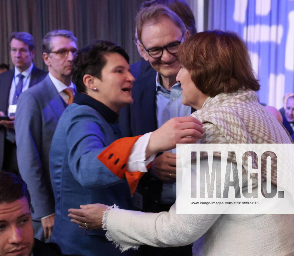 Habeck und Indstriekonferenz BDI und IG Metall 29.11.2022, Germany, Berlin,EUREF Campus, Indstriekonferenz 2022, Konferenz mit: Dr. Robert Habeck, Bundesminister für Wirtschaft und Klimaschutz Prof. Dr. Siegfried Russwurm, Präsident BDI Jörg Hofmann, Erster Vorsitzender der IG Metall hier Robert Habeck und BDI Russwurm, Zukunft des Industriestandortes Deutschland Chancen und Herausforderungen der Transformation der Industrie Panelgäste werden sein: Kerstin Andreae, Vorsitzende der Hauptgeschäftsführung des bdew Thierry Breton, EU-Kommissar für den Binnenmarkt Dr. Robert Habeck, Bundesminister für Wirtschaft und Klimaschutz Jörg Hofmann, Erster Vorsitzender der IG Metall Prof. Dr. Siegfried Russwurm, Präsident des BDI, hier BDI Praesiden