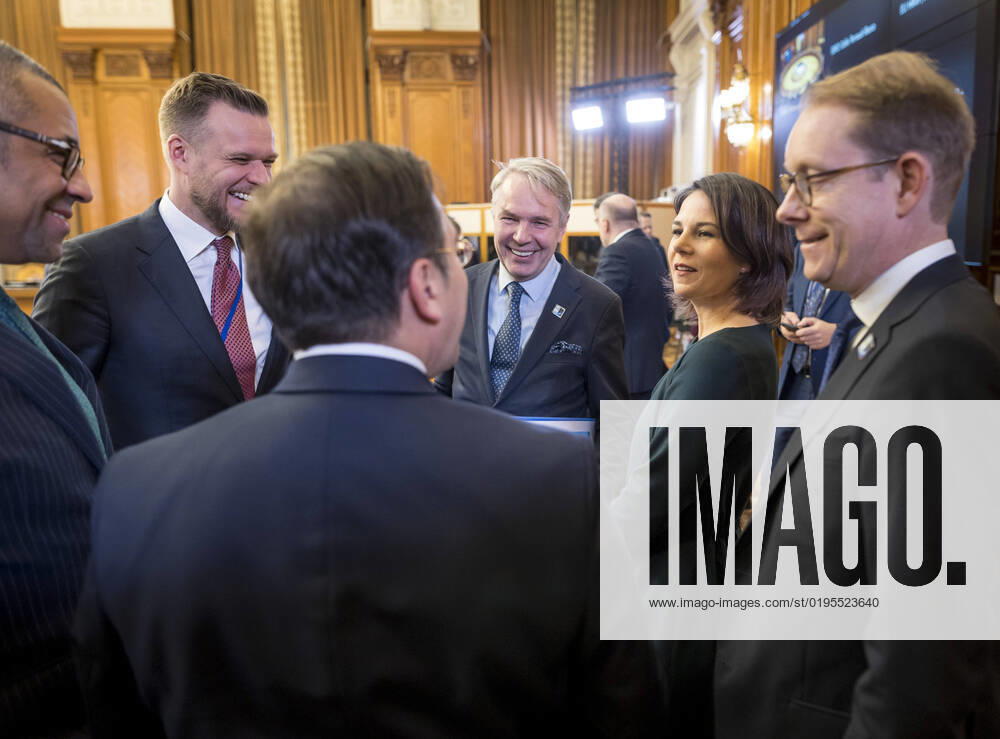 Annalena Baerbock (Buendnis 90 Die Gruenen), Bundesaussenministerin, leitet das Treffen der Auâˆöüenministerinnen und Auâˆöüenminister im Format G7+ am Rande des NATO Treffens in Bukarest. Hier unter anderem mit den Aussenministern von Gross Britannien (James Cleverly, L), Litauen (Gabrielius Landsbergis2.v.l.) und Finnland (Pekka Olavi Haavisto, 3.v.r.). Bukarest Romania