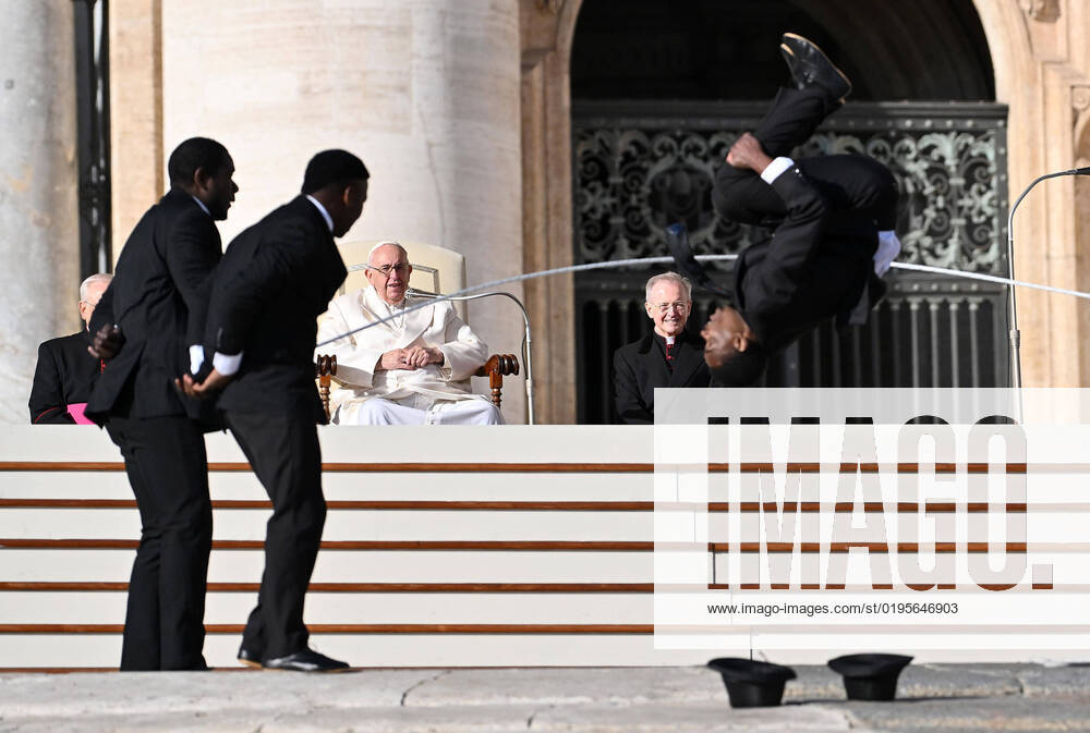 Circus artists perform as Pope Francis leads the weekly general audience in Saint Peters Square, Vatican City, 30 November 2022. ANSA ETTORE FERRARI. VATICAN CITY - ZUMAa110 20221130_zaf_a110_006