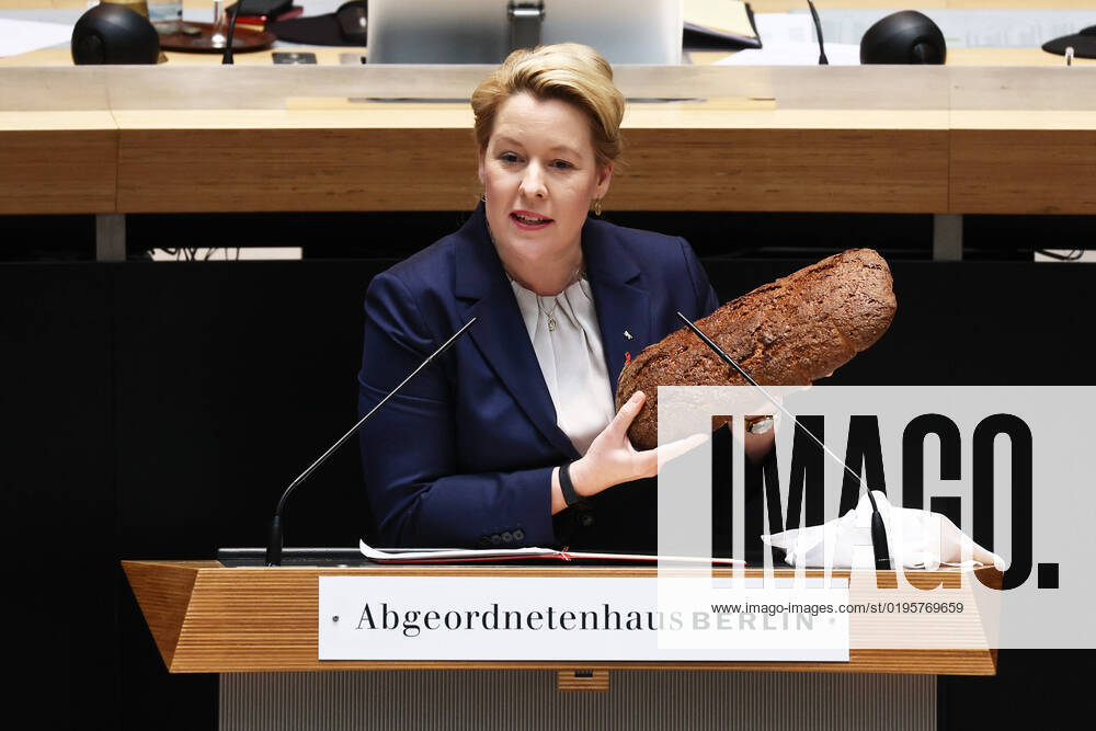 Die Regierende Bürgermeisterin Franziska Giffey zeigt ein Einbürgerungsbrot im Abgeornetenhaus in Berlin am 1. Dezember 2022. Plenarsitzung im Abgeornetenhaus von Berlin