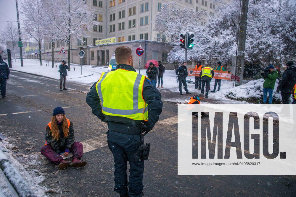 Aktivisten der Klimabewegung Letzte Generation haben am Freitag Morgen den Georgiring vor der Oper in Leipzig blockiert. Die Polizei musste die Aktivisten von der Straße holen.
