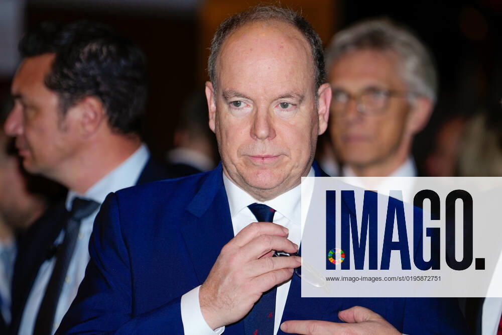15. Deutscher Nachhaltigkeitspreis in Duesseldorf S.D. Fuerst Albert II. von Monaco der Ehrenpreistraeger im Portrait auf dem Roten Teppich auf dem 15. Deutscher Nachhaltigkeitspreis im Maritim Hotel in Duesseldorf Duesseldorf Nordrhein-Westfalen Deutschland