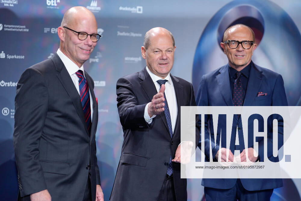 15. Deutscher Nachhaltigkeitspreis in Duesseldorf Prof. Dr. Guenther Bachmann, Olaf Scholz der Bundeskanzler der Bundesrepublik Deutschland und Stefan Schulze-Hausmann, Vorstandsmitglied Deutscher Nachhaltigkeitspreis auf dem Roten Teppich auf dem 15. Deutscher Nachhaltigkeitspreis im Maritim Hotel in Duesseldorf Duesseldorf Nordrhein-Westfalen Deutschland