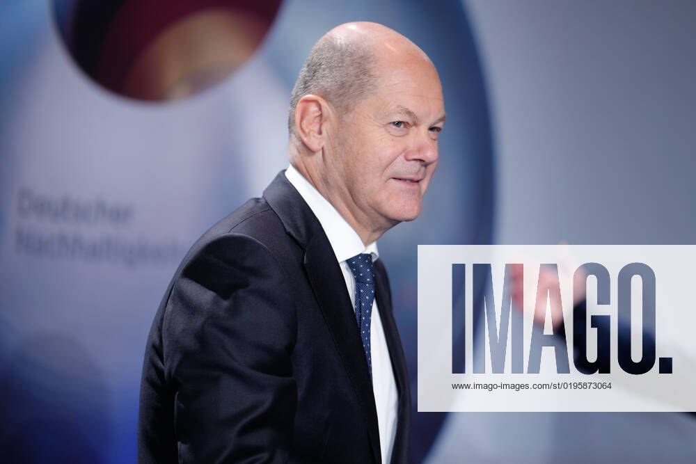 15. Deutscher Nachhaltigkeitspreis in Duesseldorf Olaf Scholz der Bundeskanzler der Bundesrepublik Deutschland im Portrait auf dem Roten Teppich auf dem 15. Deutscher Nachhaltigkeitspreis im Maritim Hotel in Duesseldorf Duesseldorf Nordrhein-Westfalen Deutschland