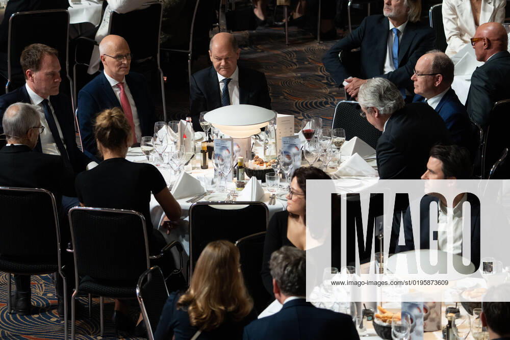15. Deutscher Nachhaltigkeitspreis in Duesseldorf Olaf Scholz der Bundeskanzler der Bundesrepublik Deutschland am Tisch im Veranstaltungsevent gemeinsam mit Dr. Peter Tschentscher der amtierende Praesident des Bundesrates, Dr. Stephan Keller der Oberbuergermeister der Landeshauptstadt Duesseldorf und S.D. Fuerst Albert II. von Monaco der Ehrenpreistraeger auf dem 15. Deutscher Nachhaltigkeitspreis im Maritim Hotel in Duesseldorf Duesseldorf Nordrhein-Westfalen Deutschland