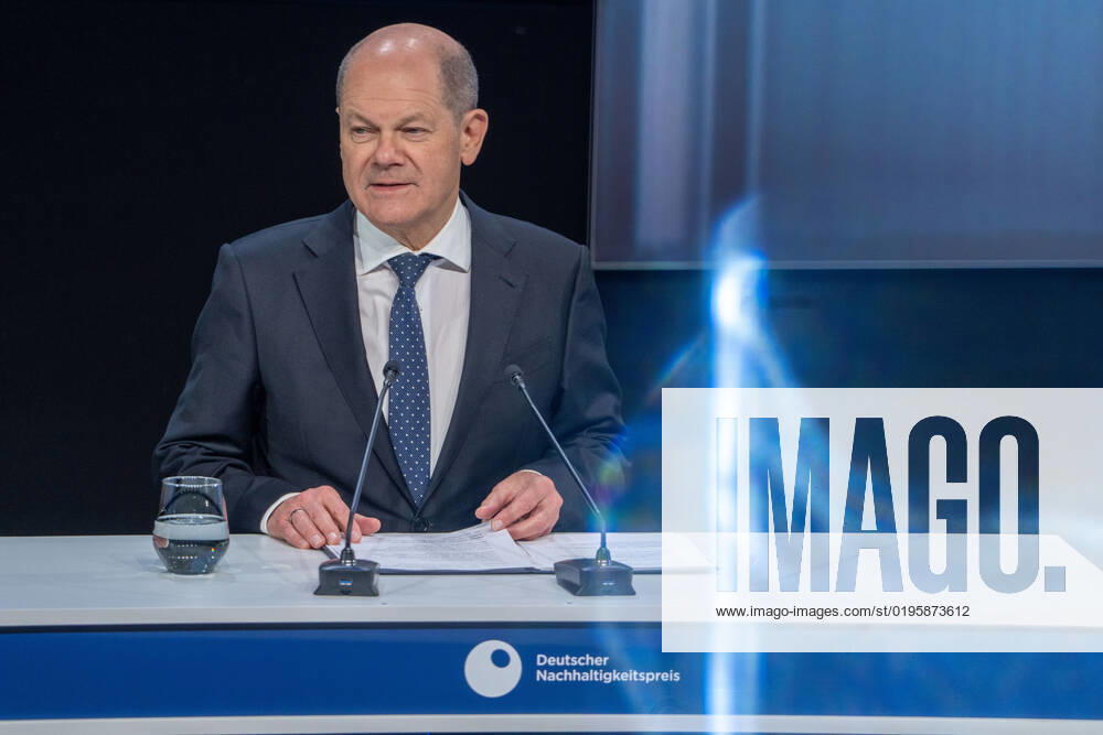 15. Deutscher Nachhaltigkeitspreis in Duesseldorf Olaf Scholz der Bundeskanzler der Bundesrepublik Deutschland im Portrait bei seiner Rede auf dem 15. Deutscher Nachhaltigkeitspreis im Maritim Hotel in Duesseldorf Duesseldorf Nordrhein-Westfalen Deutschland