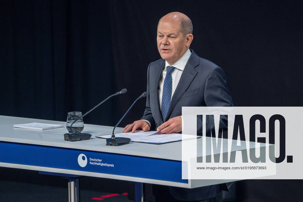 15. Deutscher Nachhaltigkeitspreis in Duesseldorf Olaf Scholz der Bundeskanzler der Bundesrepublik Deutschland im Portrait bei seiner Rede auf dem 15. Deutscher Nachhaltigkeitspreis im Maritim Hotel in Duesseldorf Duesseldorf Nordrhein-Westfalen Deutschland
