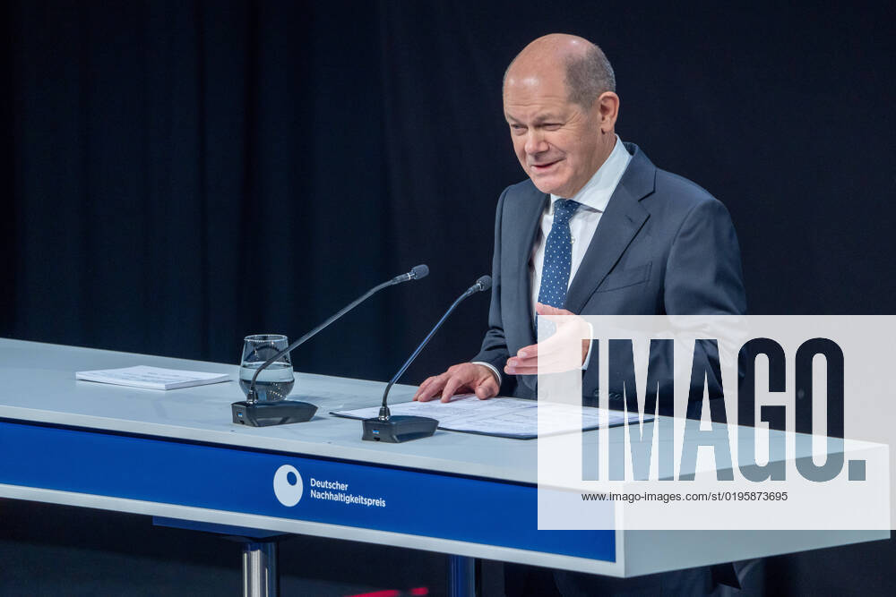 15. Deutscher Nachhaltigkeitspreis in Duesseldorf Olaf Scholz der Bundeskanzler der Bundesrepublik Deutschland im Portrait bei seiner Rede auf dem 15. Deutscher Nachhaltigkeitspreis im Maritim Hotel in Duesseldorf Duesseldorf Nordrhein-Westfalen Deutschland