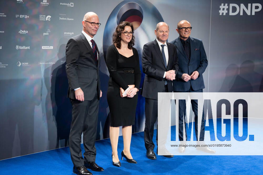 15. Deutscher Nachhaltigkeitspreis in Duesseldorf Prof. Dr. Guenther Bachmann, Olaf Scholz der Bundeskanzler der Bundesrepublik Deutschland und Stefan Schulze-Hausmann, Vorstandsmitglied Deutscher Nachhaltigkeitspreis und Begleitung auf dem Roten Teppich auf dem 15. Deutscher Nachhaltigkeitspreis im Maritim Hotel in Duesseldorf Duesseldorf Nordrhein-Westfalen Deutschland