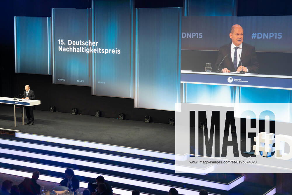 15. Deutscher Nachhaltigkeitspreis in Duesseldorf Olaf Scholz der Bundeskanzler der Bundesrepublik Deutschland bei seiner Rede auf dem 15. Deutscher Nachhaltigkeitspreis im Maritim Hotel in Duesseldorf Duesseldorf Nordrhein-Westfalen Deutschland