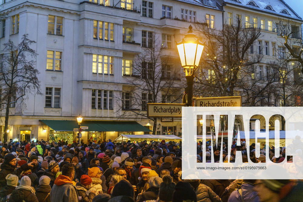 Rixdorf Weihnachtsmarkt, Neuköllner Richardplatz, 200 Verkaufsstände mit Glühwein, Holzspielzeug, Kerzen, Honig, selbstgebastelte Geschenke, Alt-Rixdorfer Weihnachtsmarkt 2022, Neuköllner Richardplatz, 200 Verkaufsstände mit Glühwein, Holzspielzeug, Kerzen, Honig, selbstgebastelte Geschenke. Findet am 2ten Adventswochende statt.
