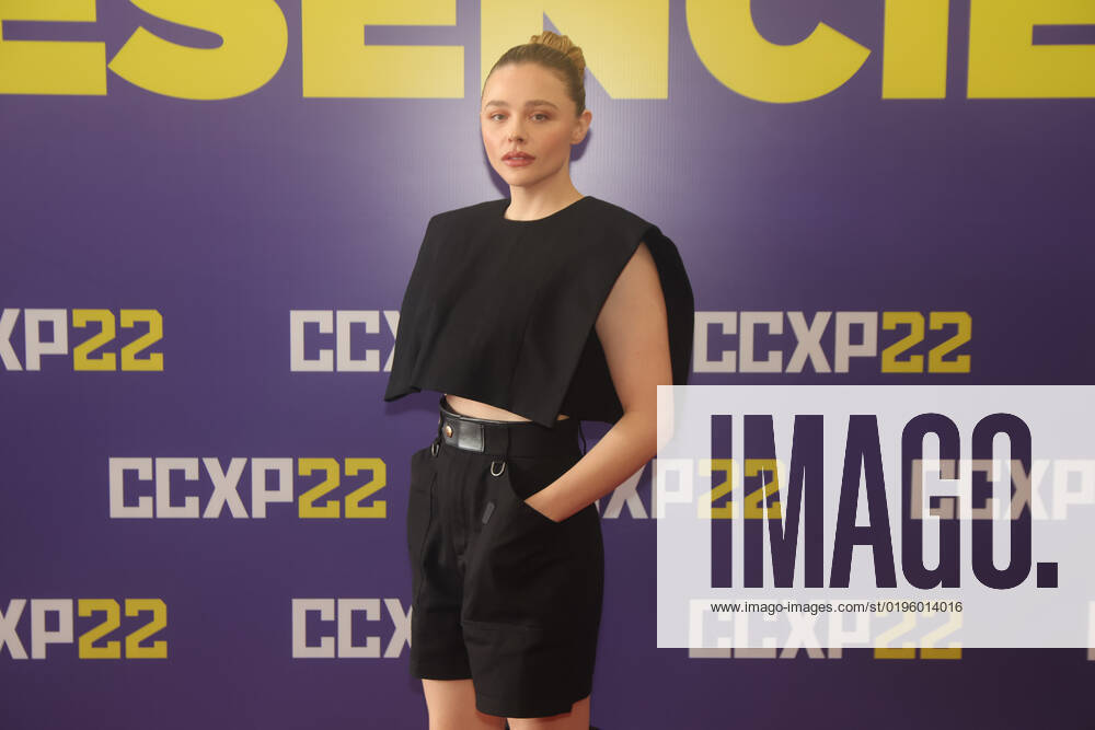 SÃO PAULO, SP - 04.12.2022: COLETIVA AMAZON PRIME VIDEO - Actress Chloë Grace Moretz, from the series & 39;Peripherals& 39; on Amazon Prime Video, poses for photos before a press conference at CCXP22 this Sunday (04). x2305508x YurixMurakami