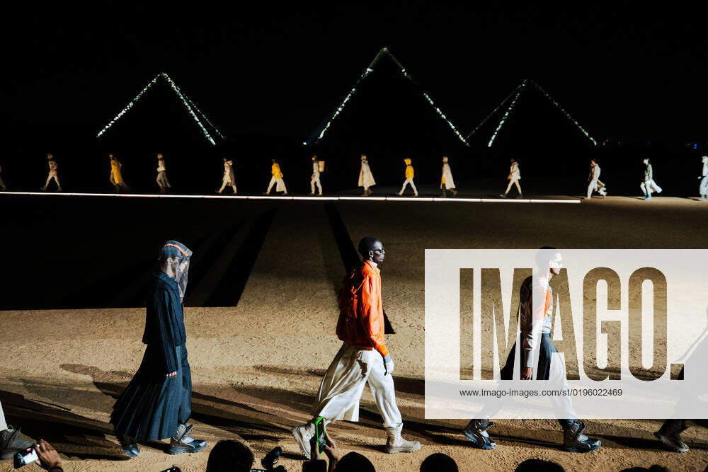 Bilder des Jahres, Entertainment 12 Dezember Entertainment Themen der Woche KW48 Dior Fall 2023 Menswear Collection - Runway A model walks the runway during the Dior Fall 2023 Menswear show on December 4, 2022 at the Giza Pyramids in Cairo, Egypt. Cairo Egypt