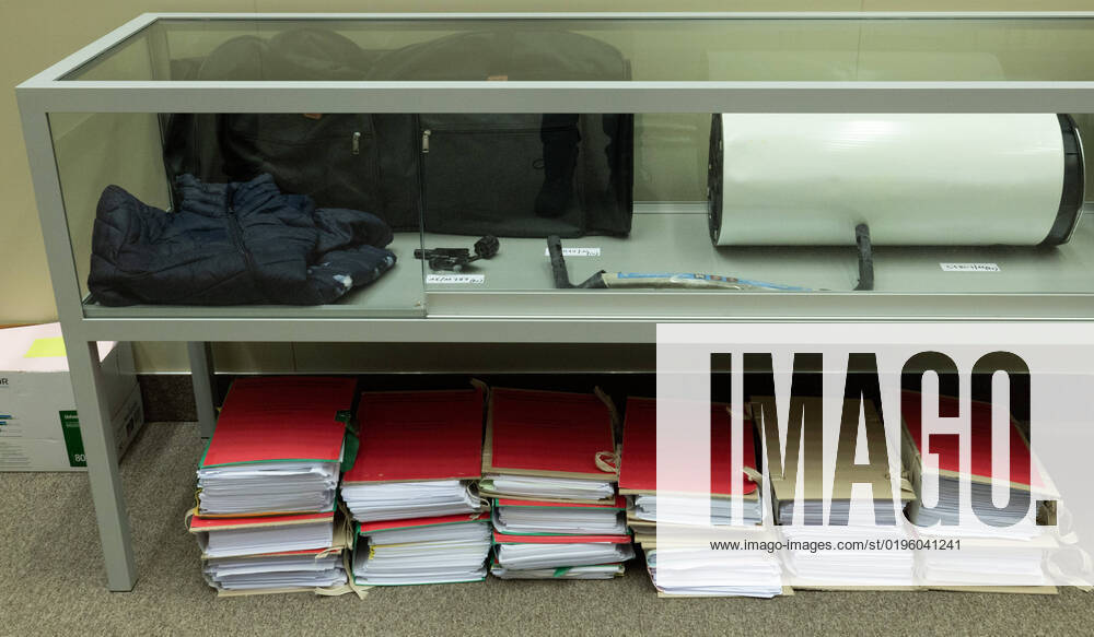 Belgien, Gerichtsprozess zu Terror-Anschlägen in Brüssel Pieces of evidence pictured at the first day of the trial of the attacks of March 22, 2016, at the Brussels-Capital Assizes Court, Monday 05 December 2022 at the Justitia site in Haren, Brussels. On March 22 2016, 32 people were killed and 324 got injured in suicide bombings at Zaventem national airport and Maalbeek Maelbeek metro station, which were claimed by ISIL. POOLxBENOITxDOPPAGNE 55112375