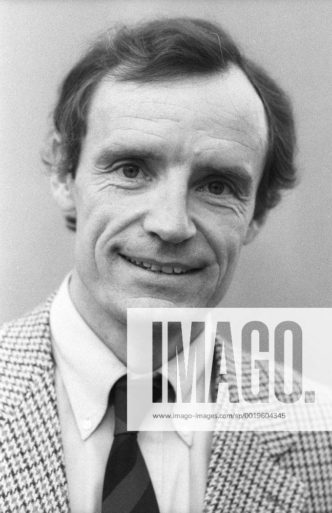 Jean-Claude Killy (Ski-Rennläufer) 02 86 scha Jean-Claude Killy im Februar 1986 Frankreich Franzose französischer Mann Ex ehemalig ehemaliger Skifahrer Skisportler Skisport Skirennläufer french male ski sportsman hoch Portrait lächelnd sw