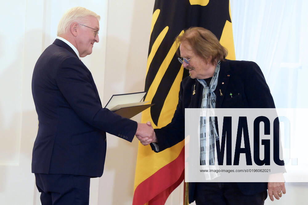 Frank-Walter Steinmeier und Frank Zander bei der Verleihung des Verdienstkreuzes 1. Klasse des Verdienstordens der Bundesrepublik Deutschland an Frank Zander im Schloss Bellevue. Berlin