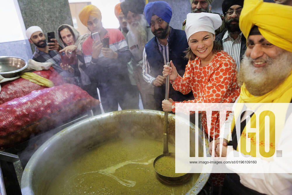 Bilder des Jahres 2022, News 12 Dezember Annalena Baerbock (Buendnis 90 Die Gruenen), Bundesaussenministerin, aufgenommen im Rahmen eines Besuchs der Gurudwara Sis Ganj Sahib (Sikh-Tempel) und der dazugehoerigen Kueche in Neu-Delhi, 05.12.2022. Neu-Delhi Indien