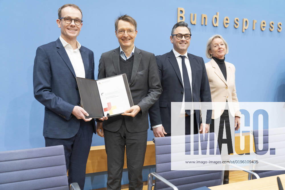 Bundespressekonferenz in Berlin - Reformvorschläge der Regierungskommission Krankenhausversorgung - Prof. Dr. med. Tom Bschor, Koordinator Regierungskommission eine moderne und bedarfsgerechte Krankenhausversorgung sowie Facharzt für Psychiatrie und Psychotherapie, Karl Lauterbach, Bundesgesundheitsminister, Prof. Dr. Christian Karagiannidis, Präsident Deutsche Gesellschaft für Internistische Intensivmedizin und Notfallmedizin DGIIN sowie Facharzt für Innere Medizin, Pneumologie und Intensivmedizin, Irmtraut Gürkan, stellvertretende Aufsichtsratsvorsitzende der Charità (von links);Bundespressekonferenz in Berlin - Reformvorschläge der Regierungskommission Krankenhausversorgung - Prof. Dr. med. Tom Bschor, Koordinator Regierungskom