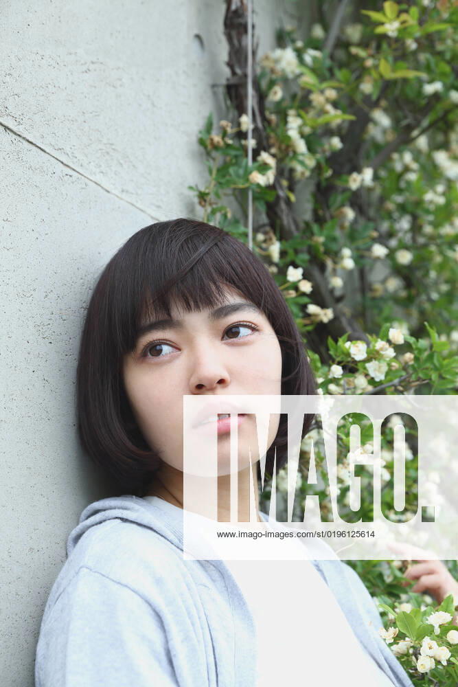 Young Japanese woman by the vines AFLO35240352 , 35240352.jpg, ,property released