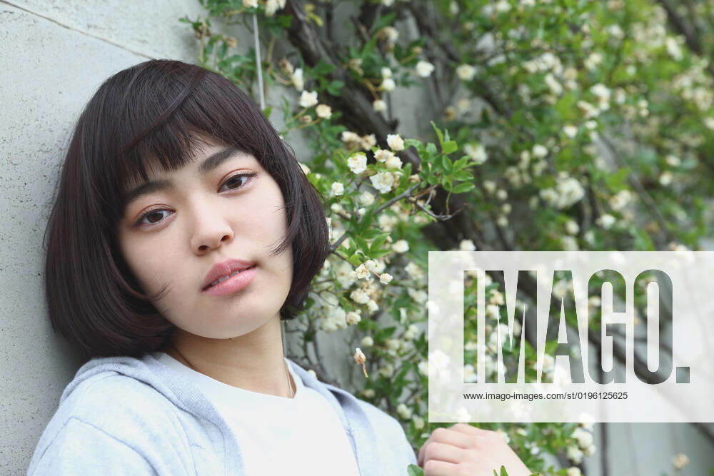 Young Japanese woman by the vines AFLO35240366 , 35240366.jpg, ,property released