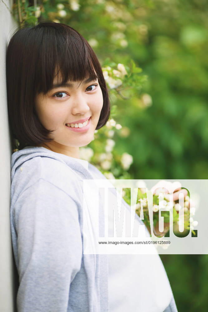 Young Japanese woman by the vines AFLO35241306 , 35241306.jpg, ,model released, Symbolfoto