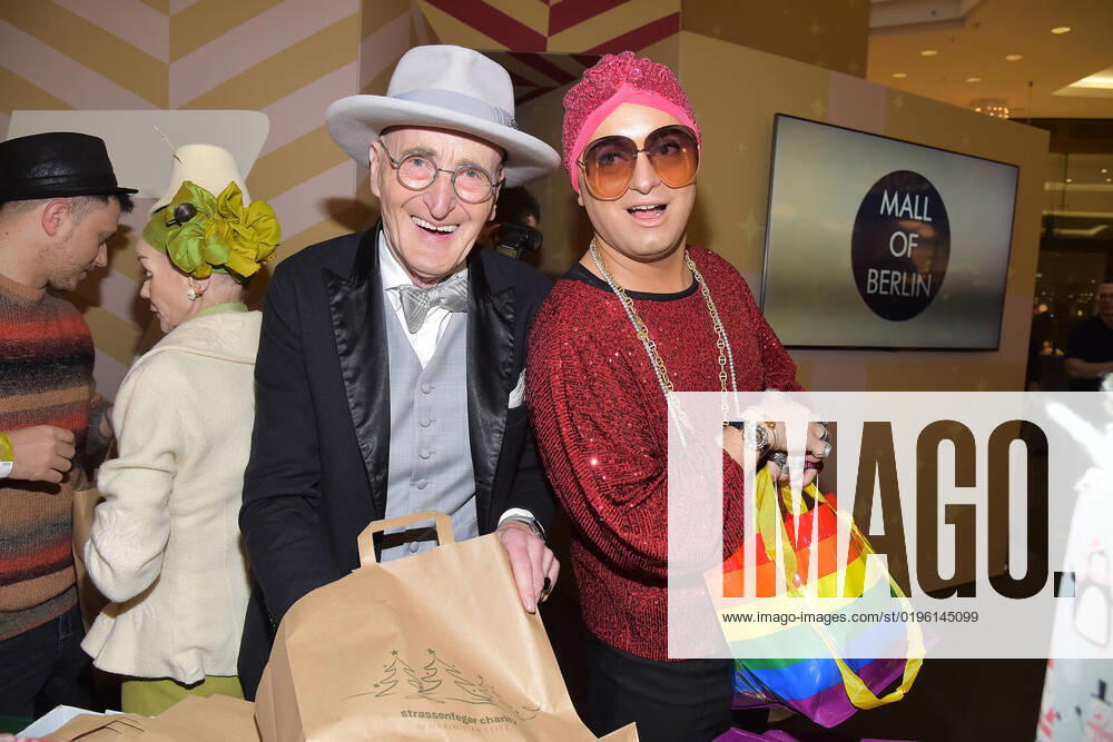 Strassenfeger charity by Maximilian Seitz Günther Krabbenhöft. Julian.F.M. Stöckel Designer und Instagram Star Maximilian Seitz veranstaltet erneut mit viel prominenter Unterstützung strassenfeger charity by Maximilian Seitz in der Mall of Berlin in Berlin. Für den bekannten Verein werden 250 Geschenktüten für bedürftige Menschen in der Mall of Berlin gepackt in Berlin am 06.12.2022