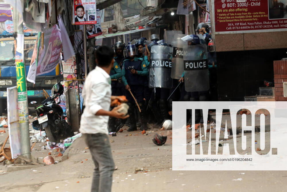 Bangladesch, schwere Ausschreitungen in Dhaka Clashes between BNP supporters and police in Dhaka December 07, 2022, Dhaka, Bangladesh: A man was killed and at least 30 others were injured after a clash erupted between police and BNP supporters in front of the party s central office in Dhaka s neighborhood Naya Paltan. Dhaka Dhaka Bangladesh