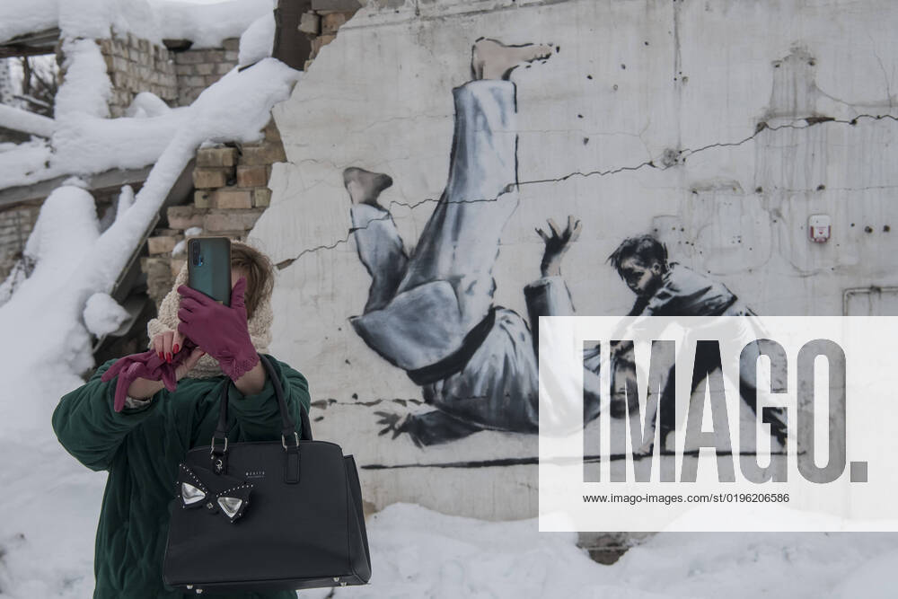 Bilder des Jahres 2022, News 12 Dezember Graffiti Made By Banksy In The Borodianka And Hostomel Towns Near Kyiv A woman is taking a selfie with a graffiti made by Banksy on the wall of a destroyed residential building among debris covered by snow in Borodianka, Ukraine, on December 6, 2022 Borodianka Ukraine
