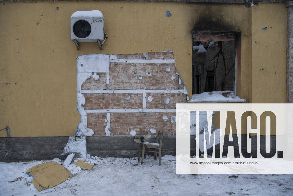 Bilder des Jahres 2022, News 12 Dezember Graffiti Made By Banksy In The Borodianka And Hostomel Towns Near Kyiv A group of people are trying to steal the Graffiti of artist Banksy from the wall of a destroyed residential building in Hostomel, Ukraine, on December 6, 2022 Borodianka Ukraine