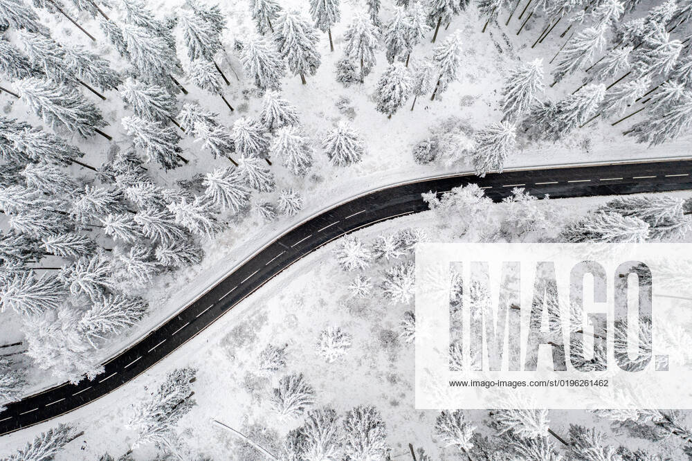 Schnee im Taunus Tief winterlich ist die Landschaft am Großen Feldberg im Taunus. Bei Schneeschauern sind heute mehrere Zentimeter Neuschnee gefallen., Schmitten Hessen Deutschland
