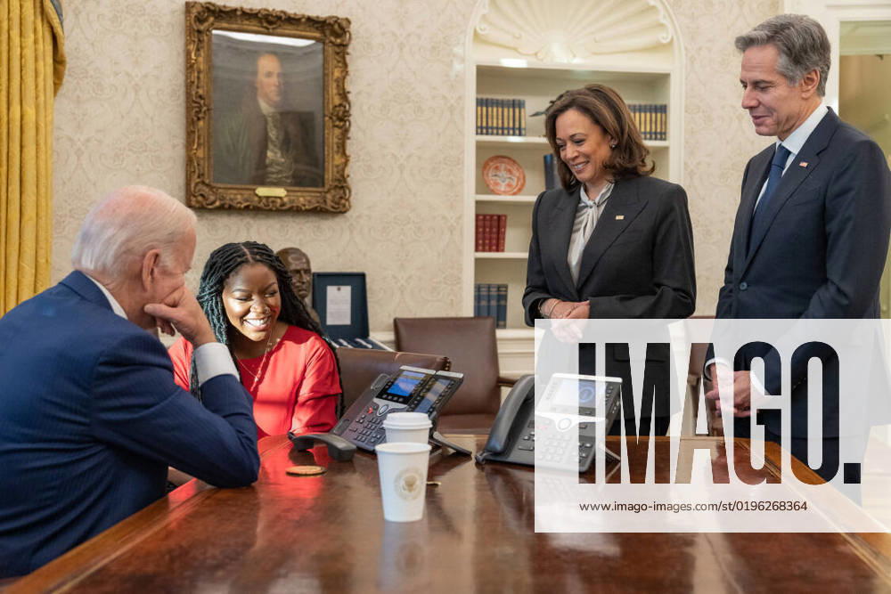 Bilder des Jahres 2022, News 12 Dezember USA, Joe Biden gibt Freilassung von Brittney Griner im Rahmen von Gefangenenaustausch bekannt December 8, 2022, Washington, District Of Columbia, USA: President JOE BIDEN, left, and CHERELLE GRINER, partner of WNBA star Brittney Griner speak on the phone after it was announced that she was release from prison in Russia, at the Oval Office of the . Washington USA - ZUMA 20221208_new_z03_043