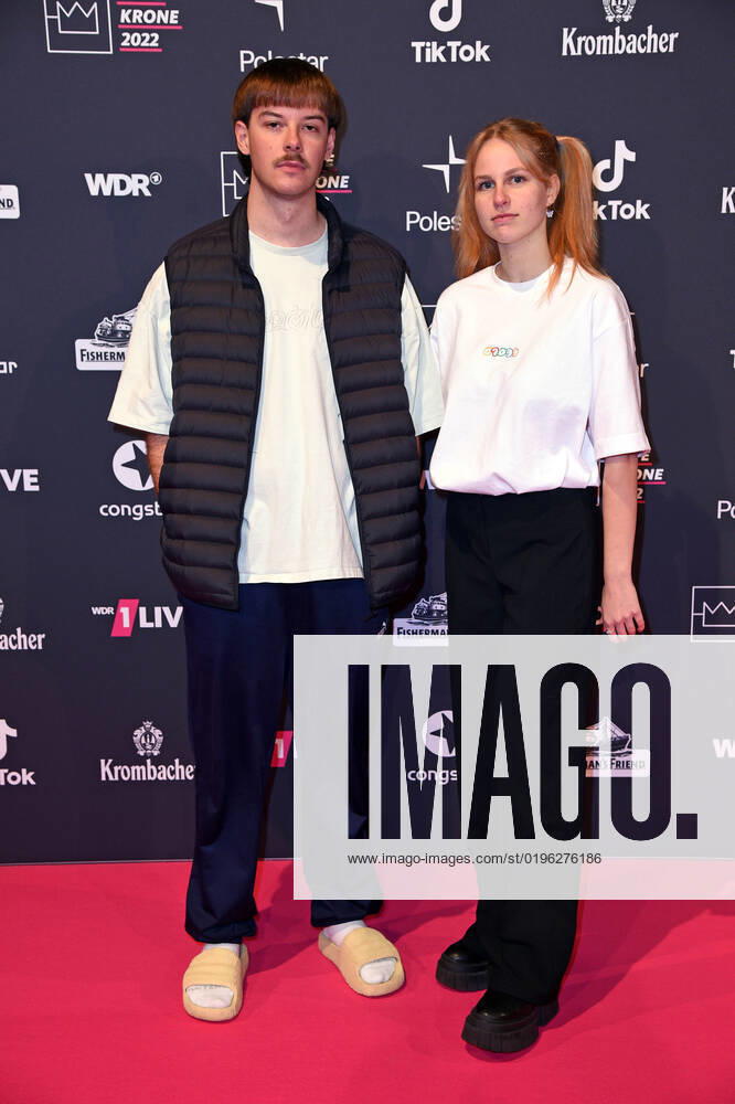 Aditotoro (Adrian Vogt), Hannah Tulnik bei der 1live Krone 2022 in der Jahrhunderthalle in Bochum am 08.12.2022