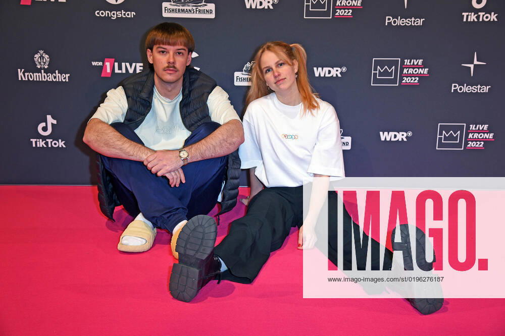 Aditotoro (Adrian Vogt), Hannah Tulnik bei der 1live Krone 2022 in der Jahrhunderthalle in Bochum am 08.12.2022