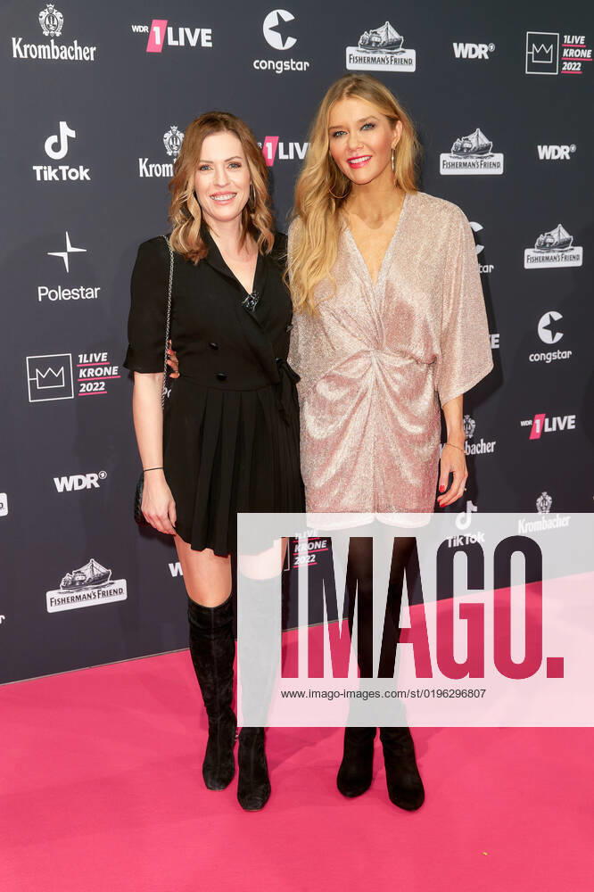 1LIVE Krone Verleihung in Bochum Jule Gölsdorf und Laura Karasek-Briggs auf dem roten Teppich bei der Verleihung der 1LIVE Krone in der Jahrhunderthalle in Bochum.