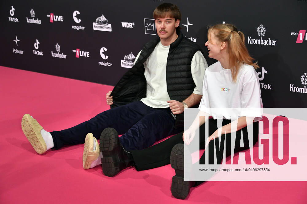 Adrian Vogt (Aditotoro) und Hannah Tulnik bei der 23. Verleihung der 1Live Krone 2022 in der Jahrhunderthalle. Bochum