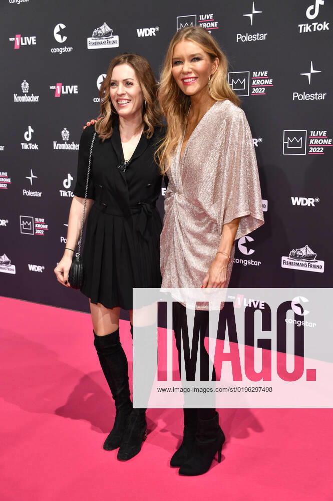 Jule Gölsdorf und Laura Karasek bei der 23. Verleihung der 1Live Krone 2022 in der Jahrhunderthalle. Bochum