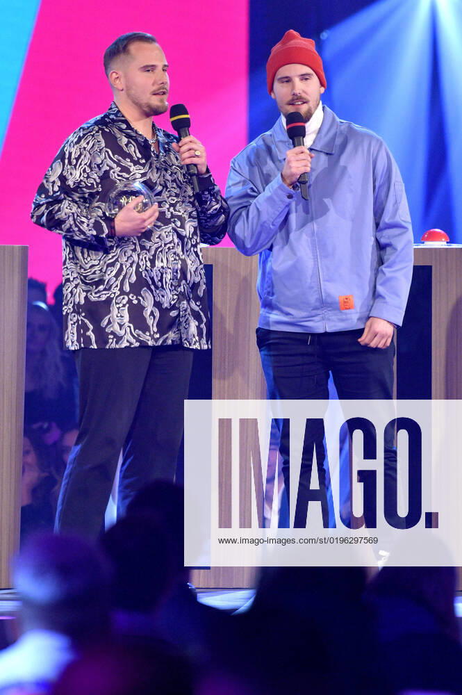 Dennis Wolter und Benjamin Wolter bei der 23. Verleihung der 1Live Krone 2022 in der Jahrhunderthalle. Bochum