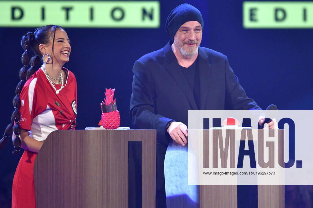 Nina Chuba und Torsten Sträter bei der 23. Verleihung der 1Live Krone 2022 in der Jahrhunderthalle. Bochum